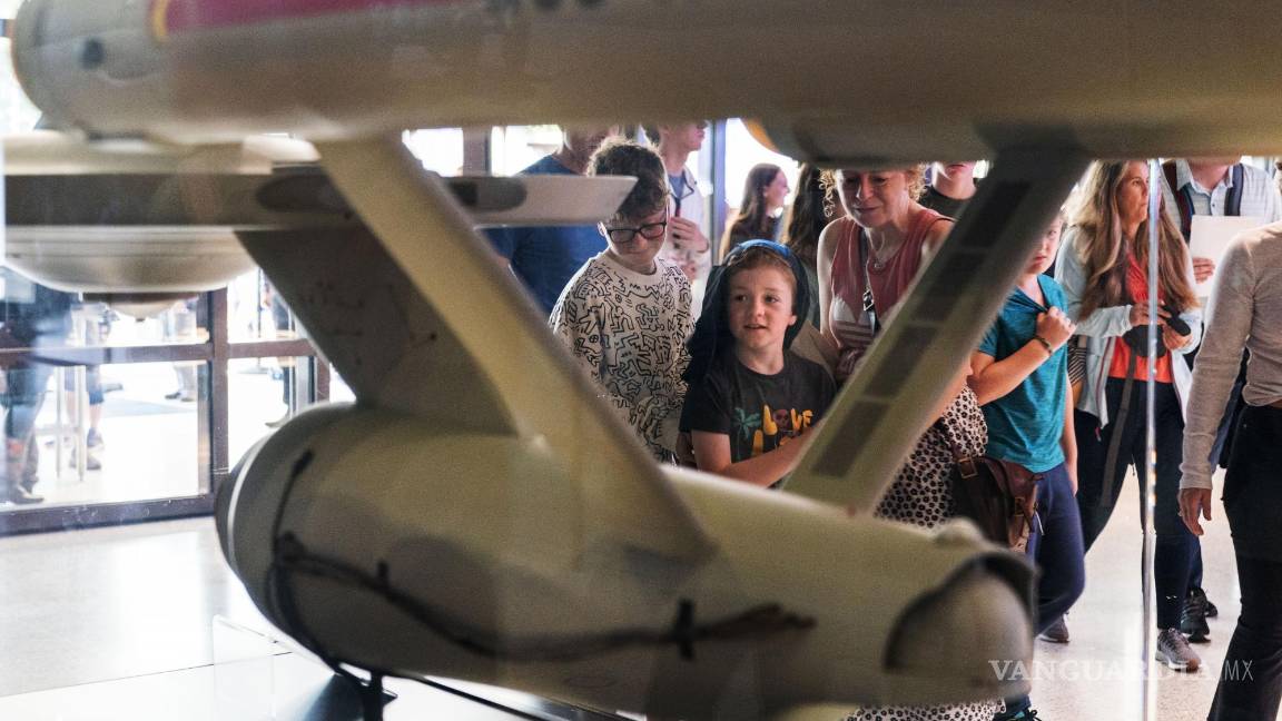 $!Jude Fraser (c) de Fife, Escocia, con su hermano Arthor Fraser y su madre Sarah Jeffs, miran un modelo de la nave espacial Enterprise de “Star Trek”.