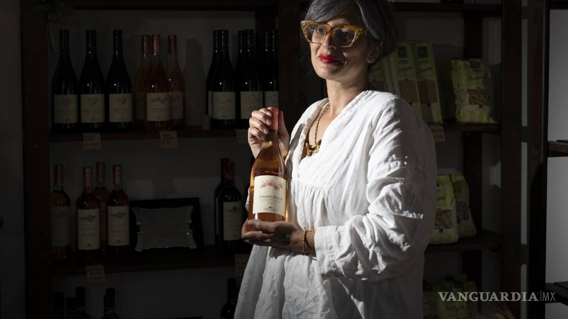 $!Rosanna Picoco, voluntaria de Libera, una asociación contra la mafia y las organizaciones criminales en una tienda de la asociación en Mesagne, Italia.