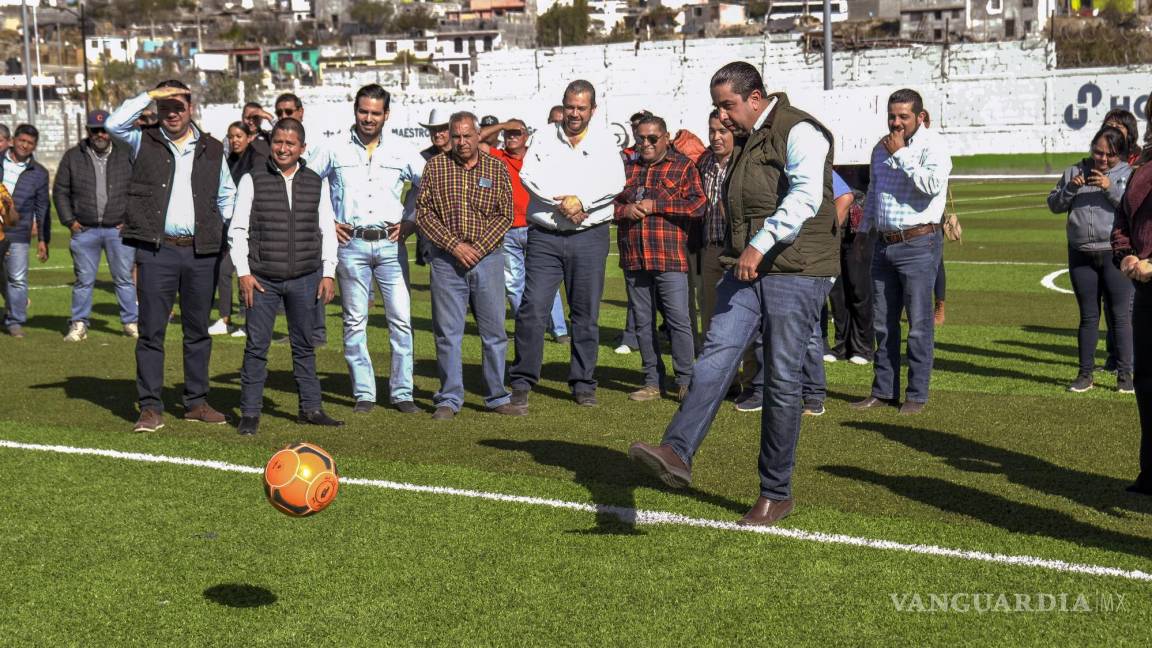 Entrega Chema Morales el Multideportivo Analco, en Ramos Arizpe