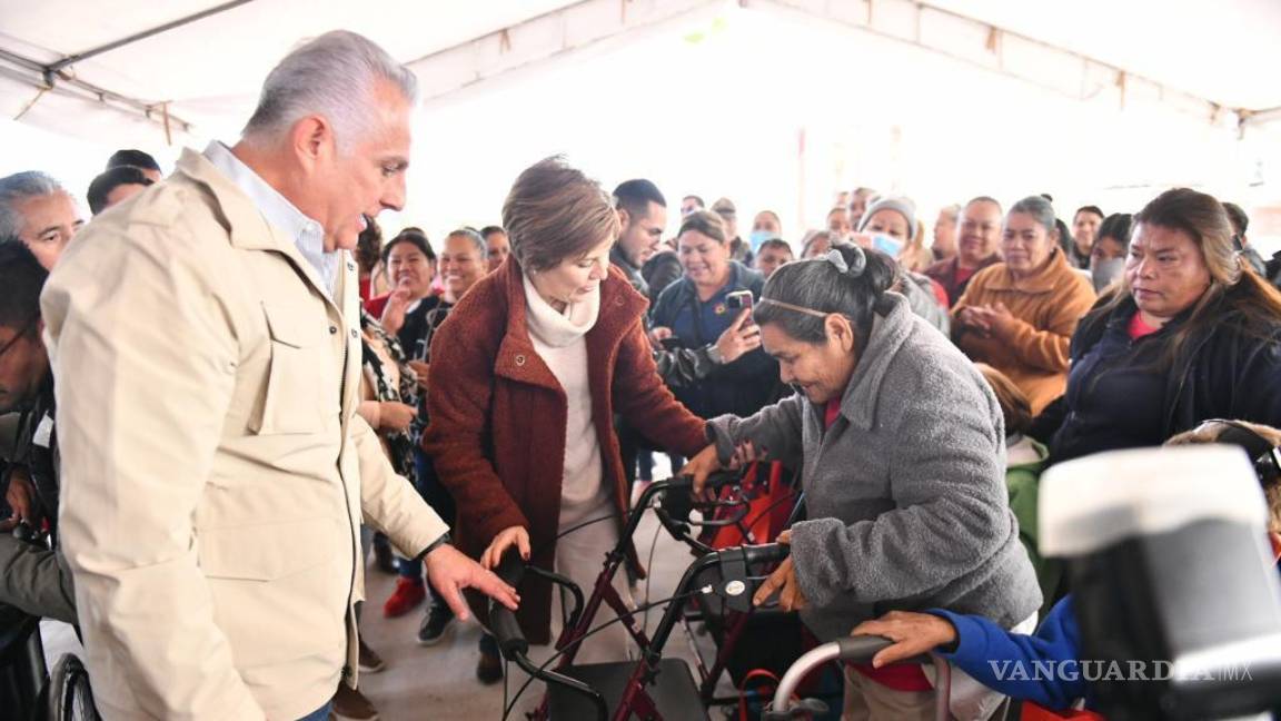 Alcalde de Torreón y presidenta honoraria del DIF, llevan brigada de servicios a Las Julietas