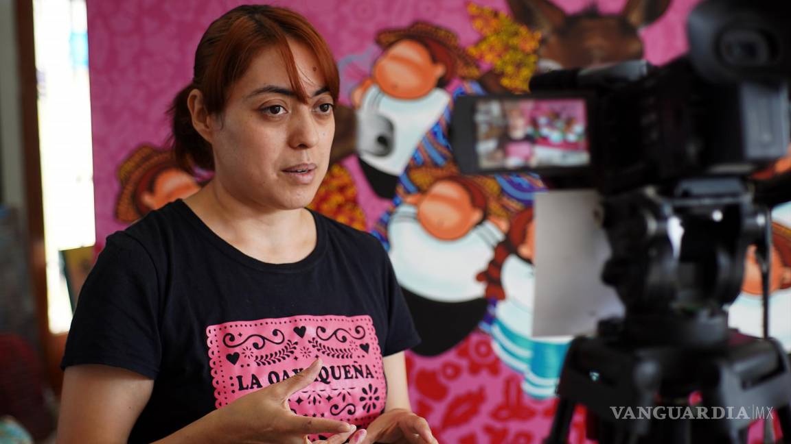 $!La pintora Ángela Hernández habla en entrevista con Efe en la ciudad de Oaxaca (México).