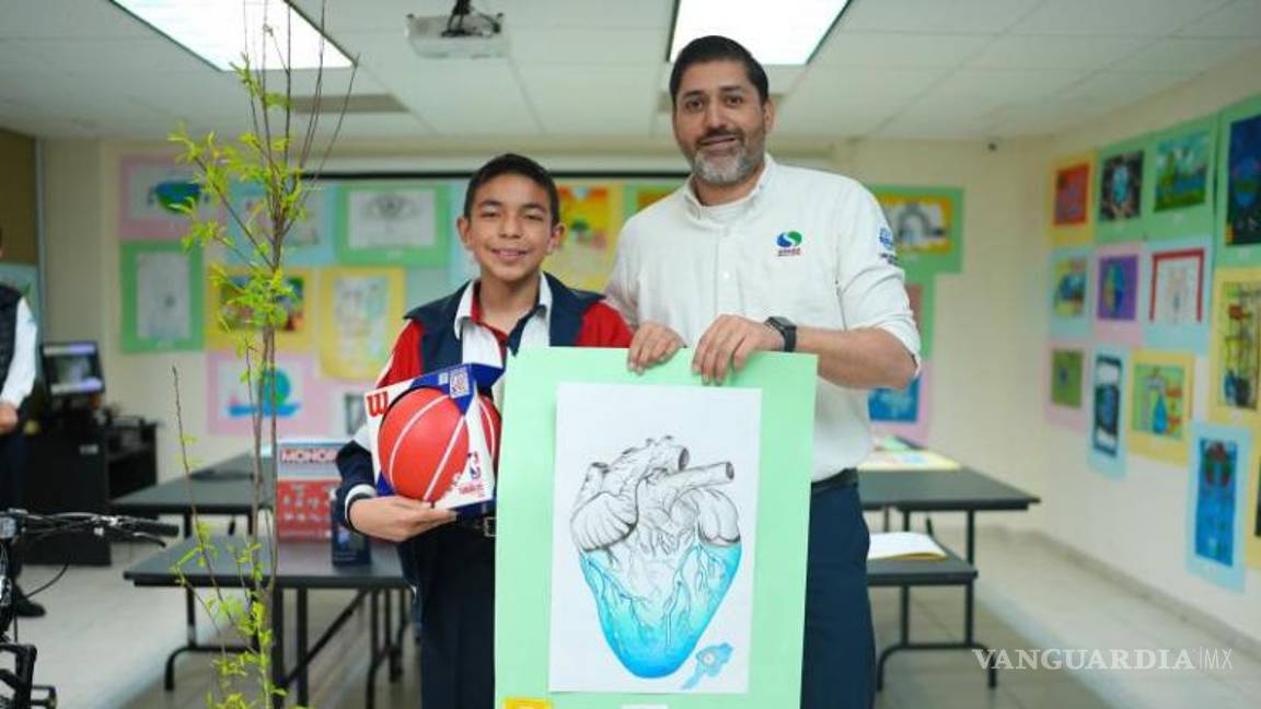 $!Neri Amzi de los Ángeles Carrizales, estudiante del Colegio Hispano Americano, sonrió junto a su obra premiada con el quinto lugar.