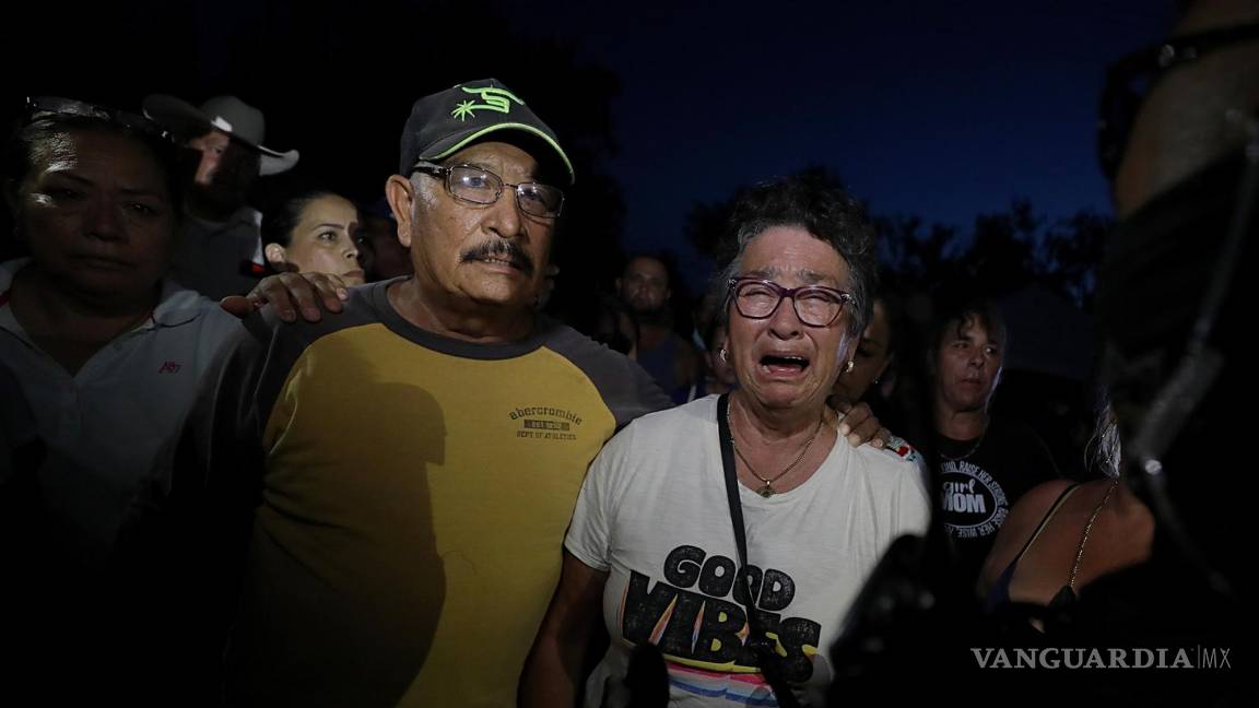 $!Familiares esperan noticias de los mineros atrapados tras el derrumbe en una mina de carbón en el municipio de Sabinas, estado de Coahuila (México).