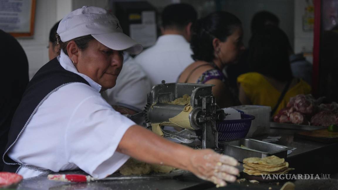 $!Una empleada lanza una tortilla a la plancha en la taquería Tacos El Califa de León en Ciudad de México.