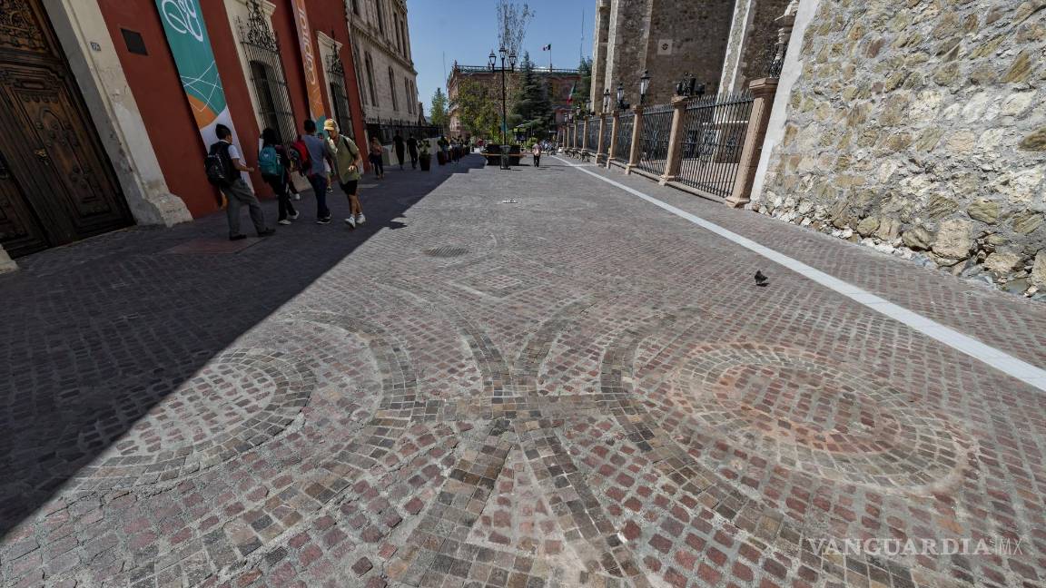 $!En el Paseo Capital se colocaron pisos podotáctiles combinados con baldosas texturizadas y adoquines, lo que hace que una persona con discapacidad visual no pueda distinguir bien las texturas.