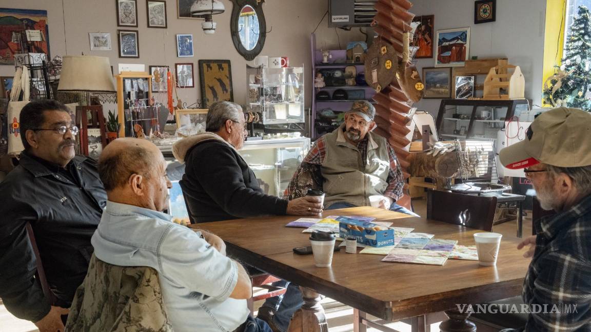 $!Clientes sentados en Rael’s Market &amp; Coffee Shop en el pueblo de Questa, Nuevo México, en las montañas nevadas de Sangre de Cristo.