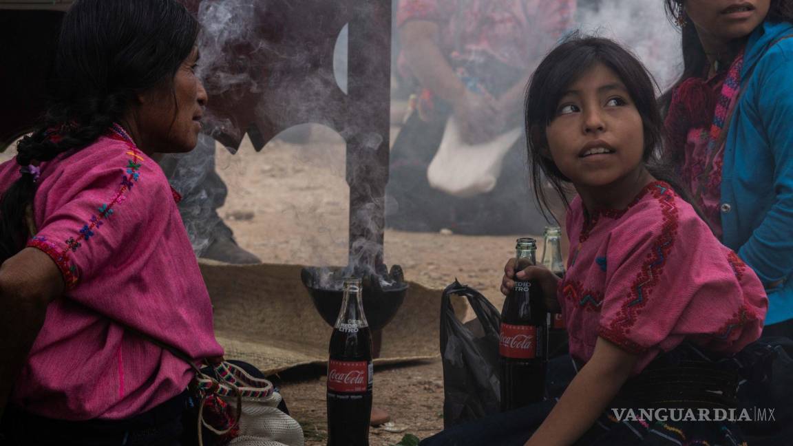 $!Niñas de San Cristóbal de las Casas consumiendo Coca-Cola.