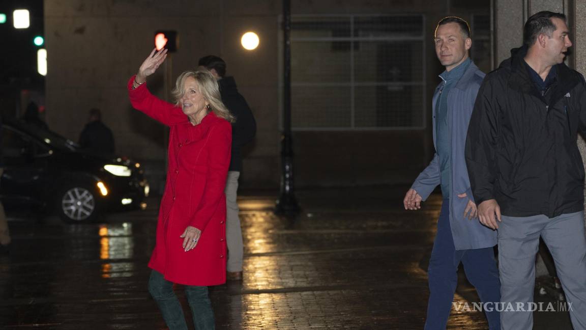 $!La primera dama Jill Biden saluda al salir de la sede de campaña del presidente Joe Biden en Wilmington, Delaware.