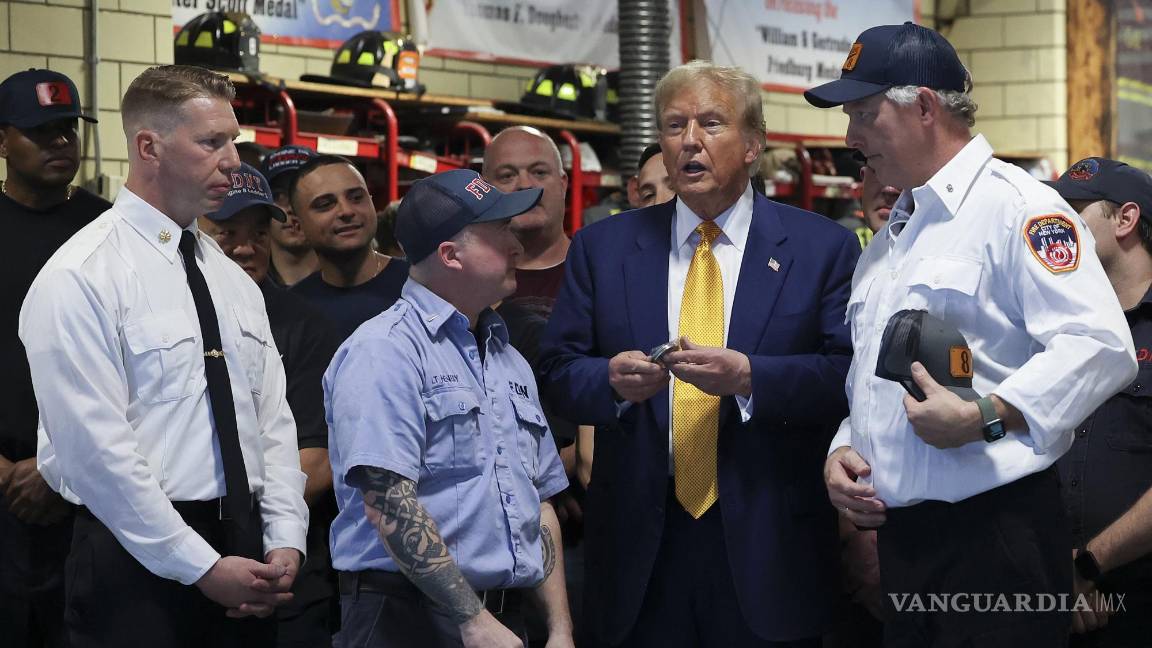 $!Aprovechando su estancia en la ciudad de Nueva York, el expresidente Donald Trump se reunió con los bomberos locales, a quienes les llevó pizza.