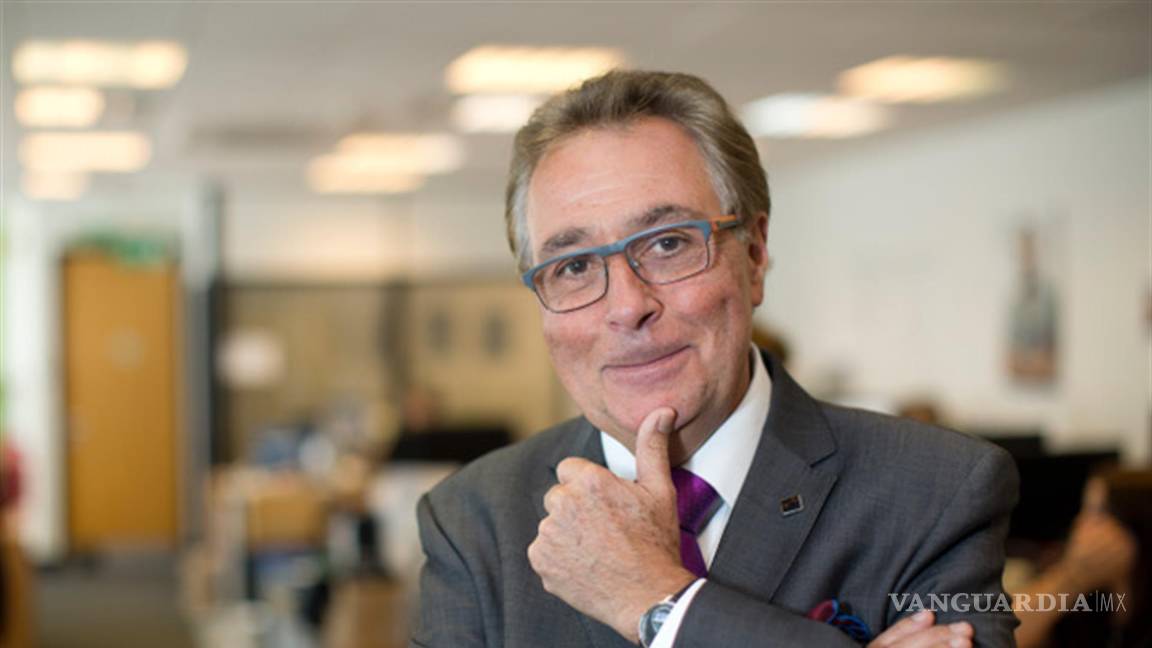 Alejandro Madrigal, científico mexicano, es condecorado por la reina Isabel II