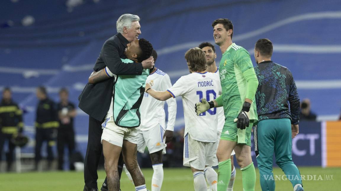 $!El entrenador del Real Madrid Carlo Ancelotti (i) celebra con sus jugadores la victoria, al finalizar el partido de semifinales de la Liga de Campeones.