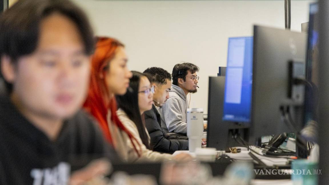 $!Empleados en lo que Zoox llama un “Centro de Fusión”, en donde monitorean los taxis robot que operan tanto localmente como en Las Vegas, en Foster City.