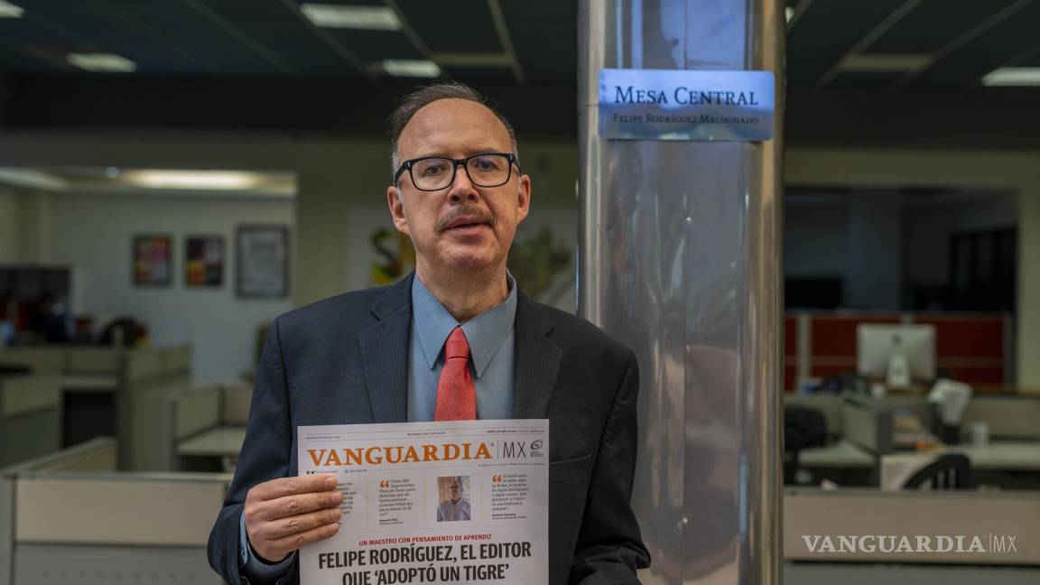 $!Además de la placa que lleva su nombre, Vanguardia le entregó a Felipe una portada personalizada con una entrevista realizada por Quetzali García.