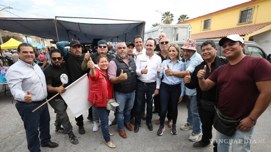 Recorre Manolo Jiménez el tianguis de La Rosita en Torreón