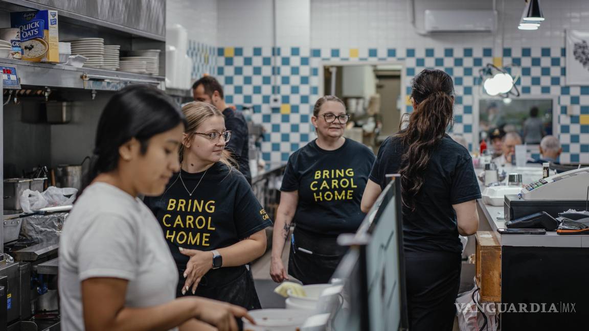 $!Los empleados visten camisetas en apoyo a Ming Li Hui, conocida popularmente como Carol, en John’s Waffle and Pancake House, donde trabajaba, en Kennett.