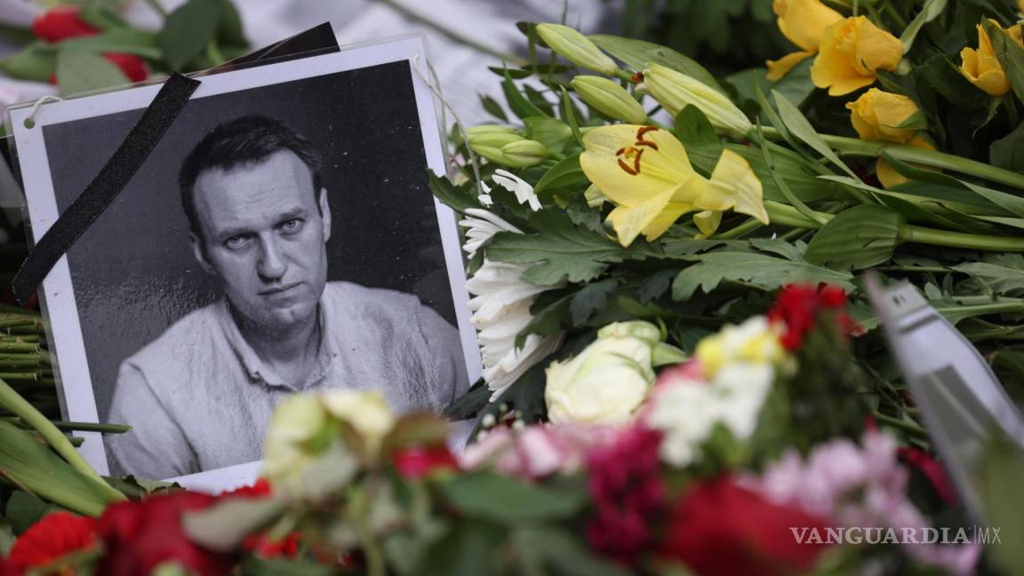 Detienen a 400 personas en homenajes improvisados a Alexei Navalny
