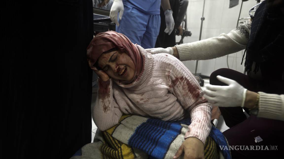 $!Una mujer palestina herida en un bombardeo israelí en la Franja de Gaza es atendida en el hospital Nasser, en Jan Younis.
