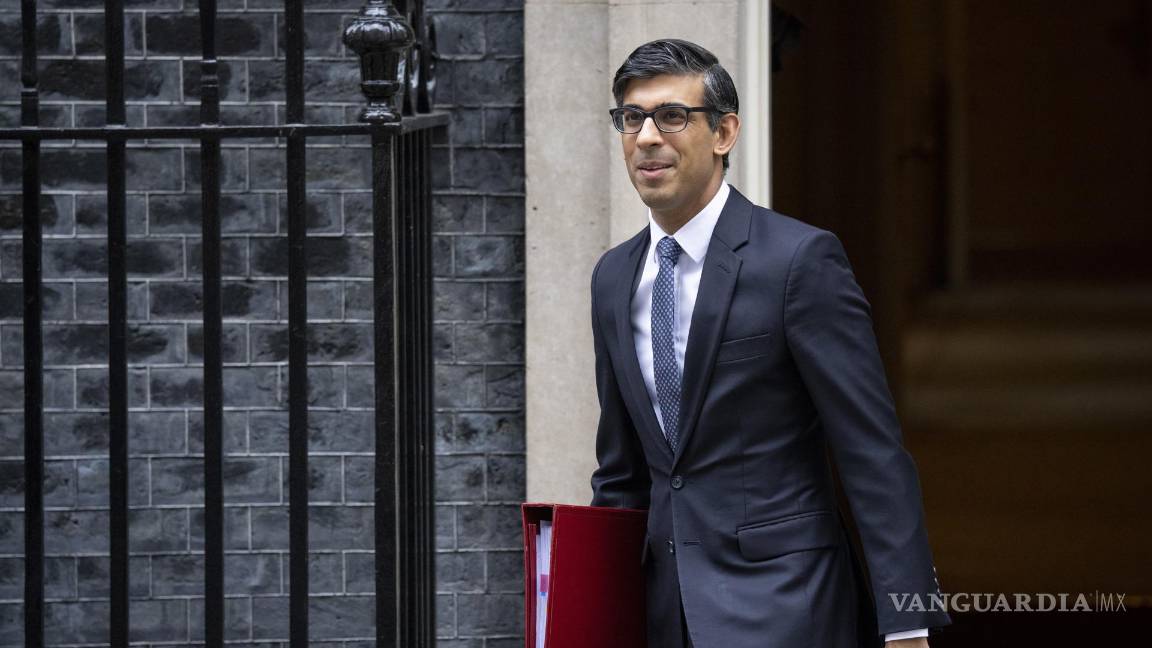 $!El primer ministro británico, Rishi Sunak, sale de su residencia oficial en el número 10 de Downing Street.