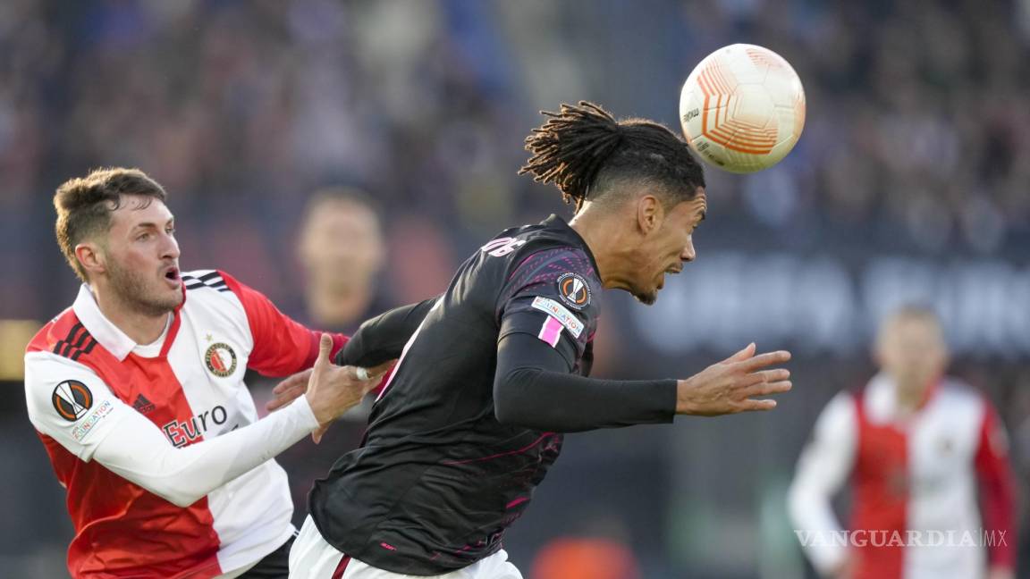 Frenan a Santi Giménez en triunfo del Feyenoord en la Europa League