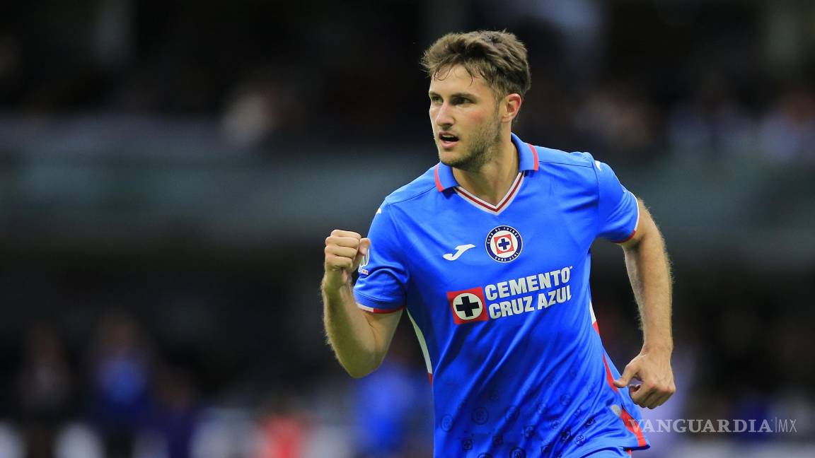 Santiago Giménez ‘Bebote’ da una lección a Puebla