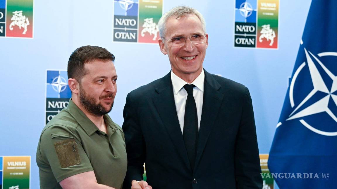 $!El presidente ucraniano, Volodímir Zelenski, estrecha la mano del secretario general de la OTAN, Jens Stoltenberg, en Vilna, Lituania.
