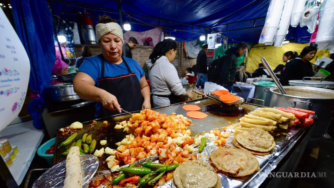 $!El mercado tradicional ofreció antojitos mexicanos como tamales, enchiladas y champurrado.
