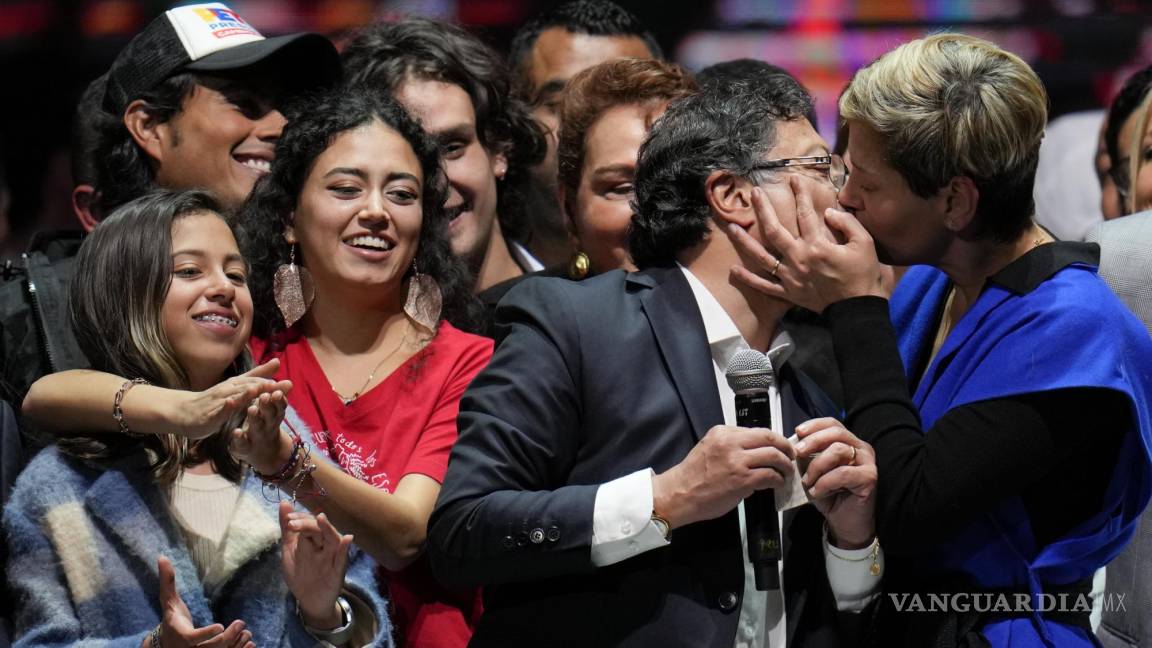 $!Verónica Alcocer besa a su esposo, el presidente electo colombiano Gustavo Petro durante la celebración por su triunfo.