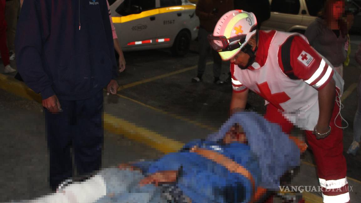 $!Paramédicos de Cruz Roja atienden a los dos jóvenes que quedaron malheridos tras el impacto en el periférico de Saltillo.