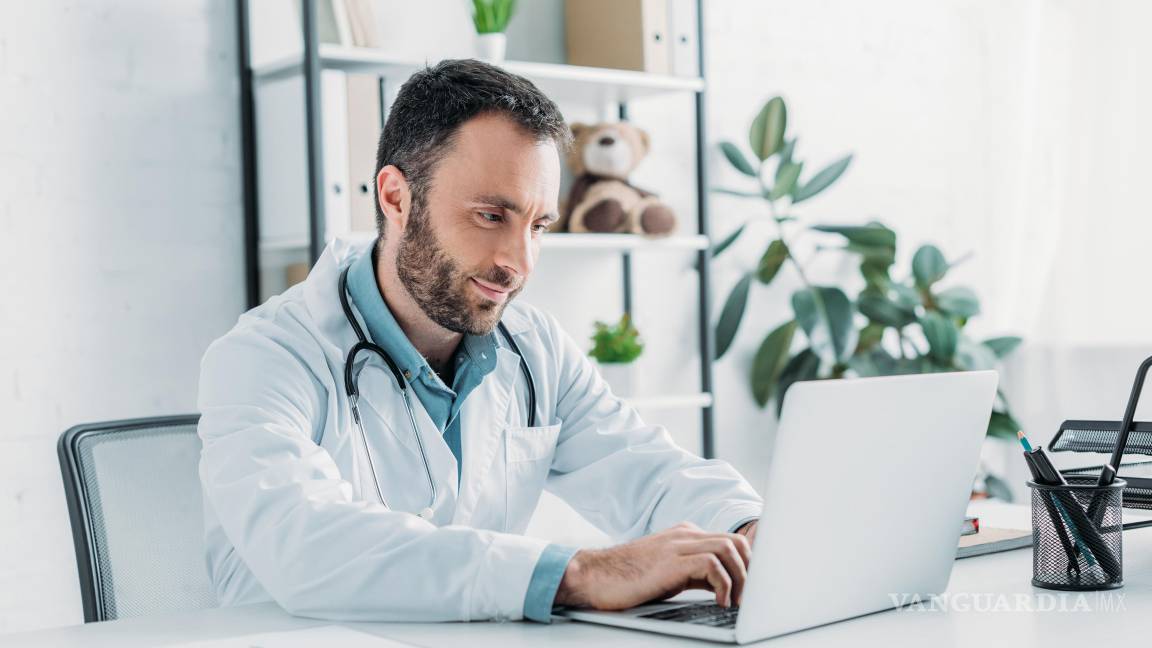 $!Médico durante una videoconferencia con su paciente.