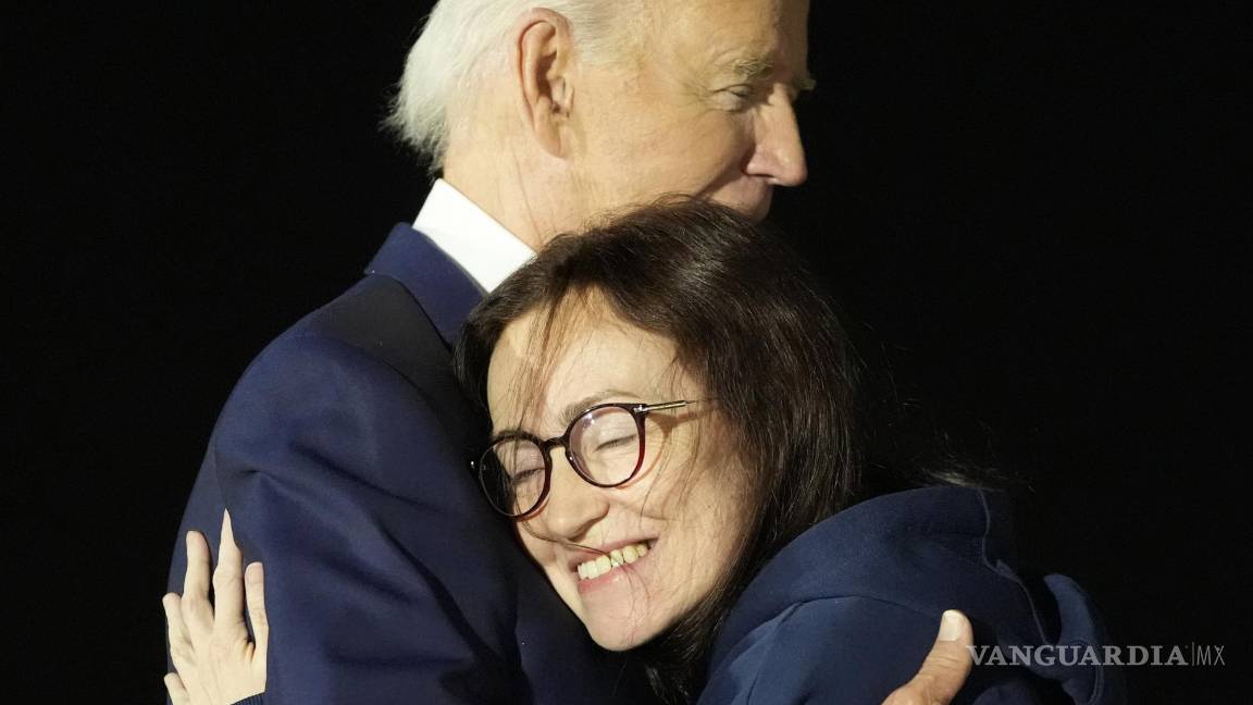 $!El presidente Joe Biden, a la izquierda, abraza a Alsu Kurmasheva en la Base de la Fuerza Aérea Andrews, Maryland.