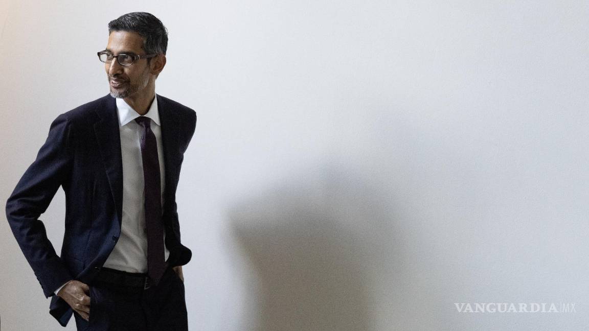 $!El director ejecutivo de Alphabet Inc. y Google, Sundar Pichai, después de asistir al foro bipartidista sobre conocimientos de inteligencia artificial en el Capitolio.