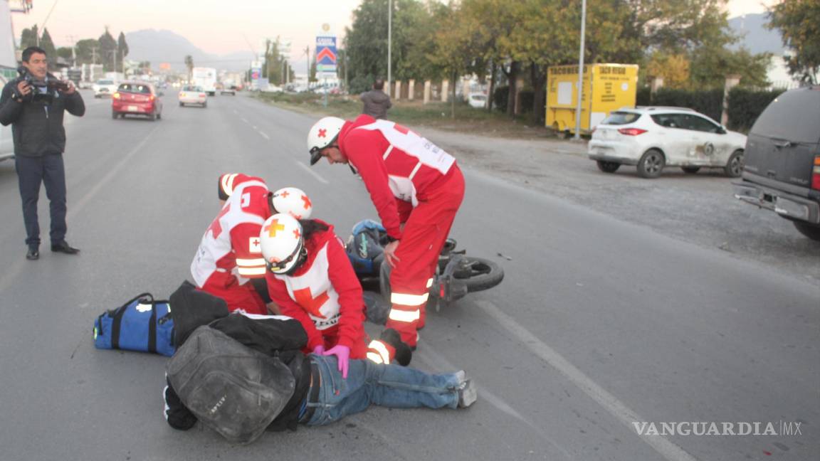 Conductora embiste a motociclistas y los deja graves, en Saltillo