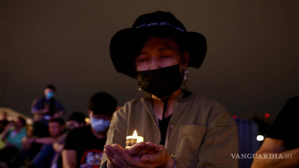 $!La gente reza y hace una pausa para un momento de silencien una vigilia para conmemorar del 35º aniversario de la represión de Tiananmen de 1989, en Taipei.