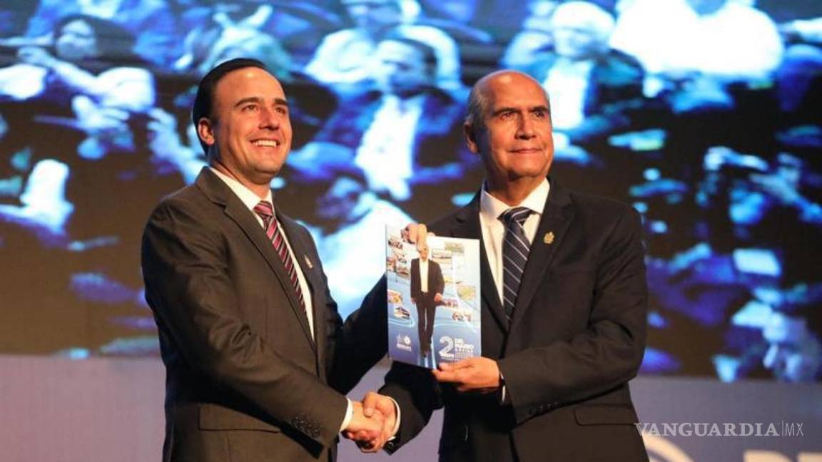 $!El alcalde Mario Dávile entregó al Gobernador de Coahuila su informe en físico.