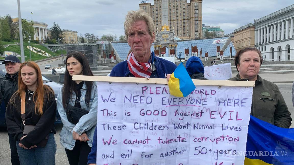 $!Ryan Wesley Routh sostiene una pancarta durante una manifestación en el centro de Kiev, Ucrania, el sábado 30 de abril de 2022.