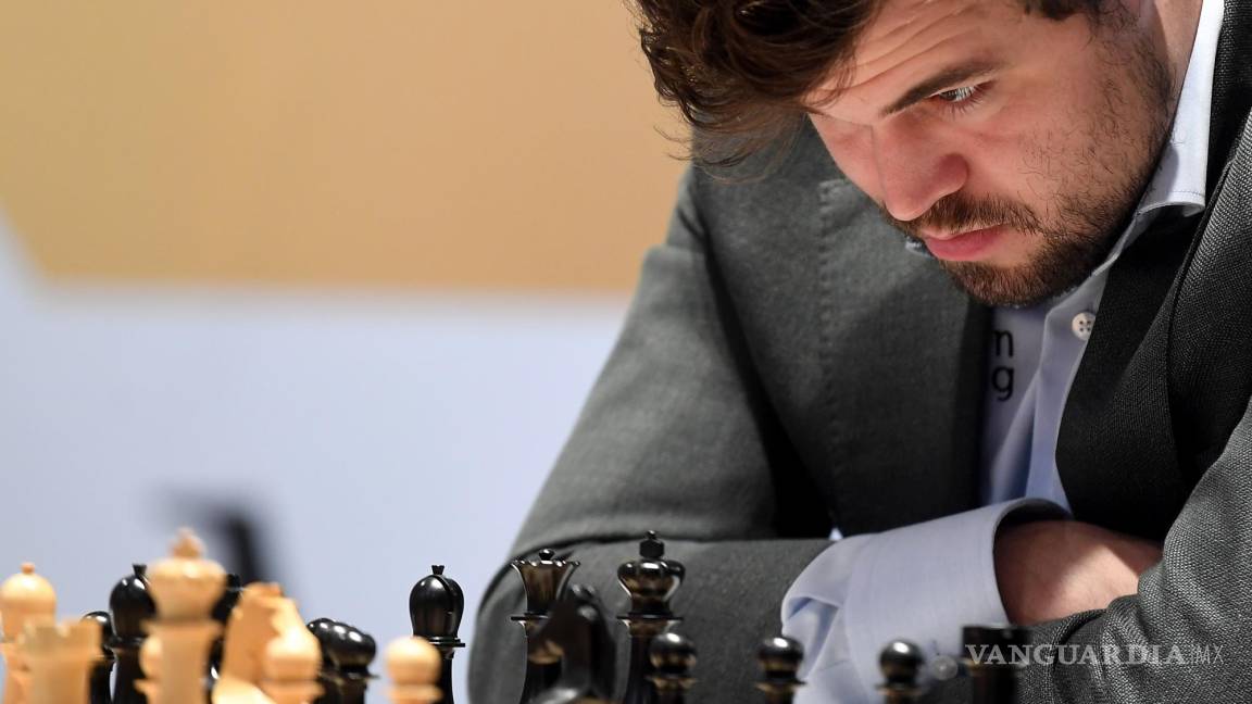 $!El noruego Magnus Carlsen, campeón del mundo de ajedrez, en una disputada partida.