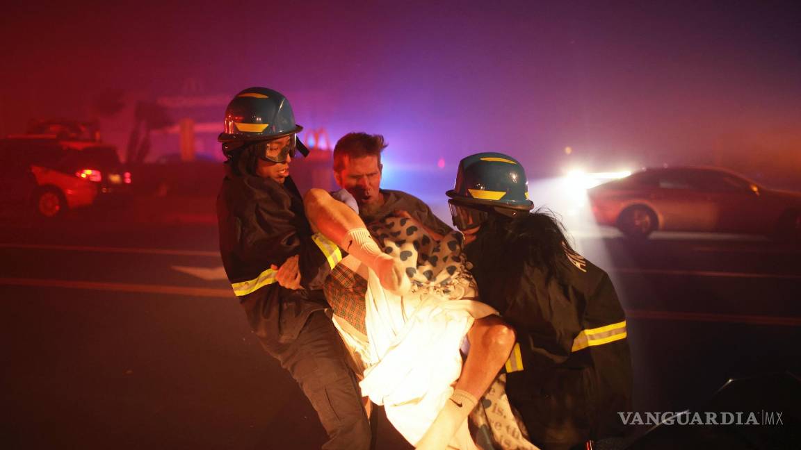 $!Un residente de un centro para personas mayores es evacuado mientras se acerca el incendio Eaton el martes 7 de enero de 2025 en Altadena, California.