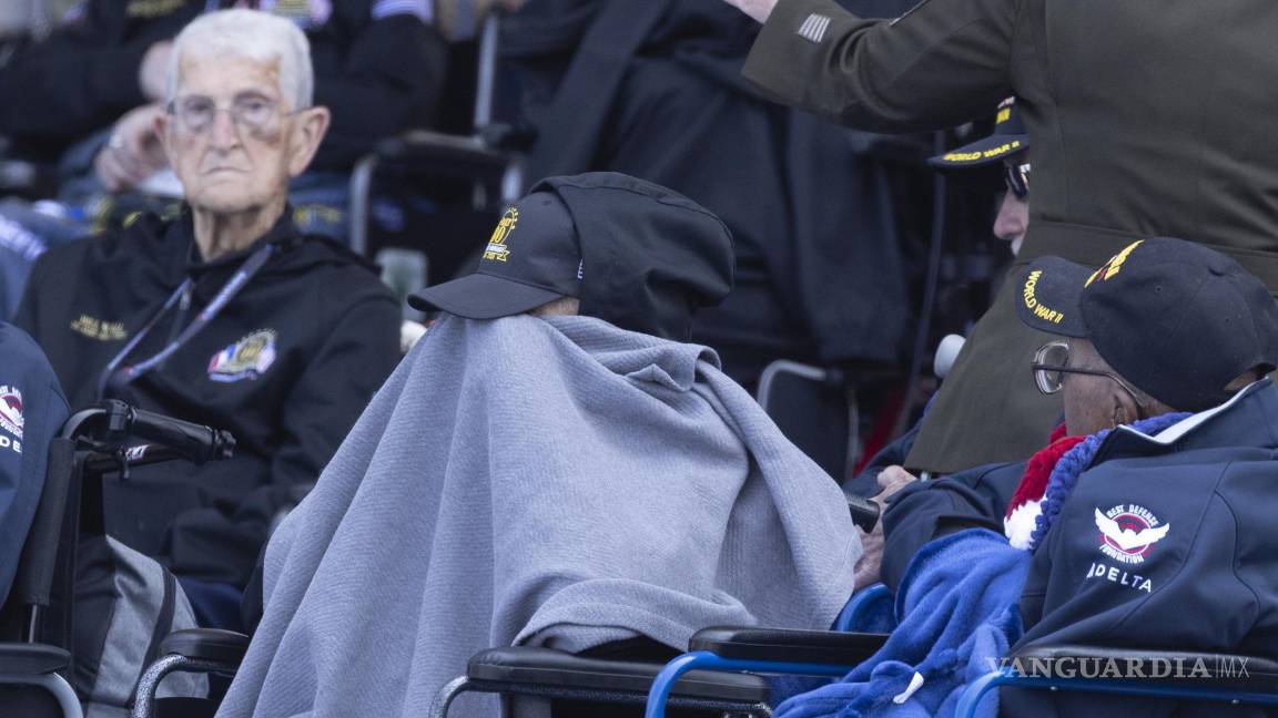 $!Un veterano estadounidense se cubre con una manta mientras espera el inicio de la ceremonia conmemorativa del desembarco del Día D en Normandía