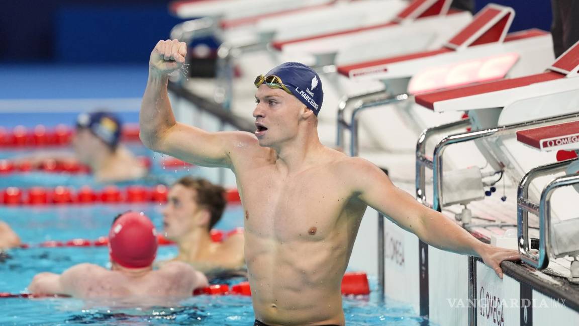 Léon Marchand, el nadador que rompió el récord de Phelps, gana en los 400m en París 2024