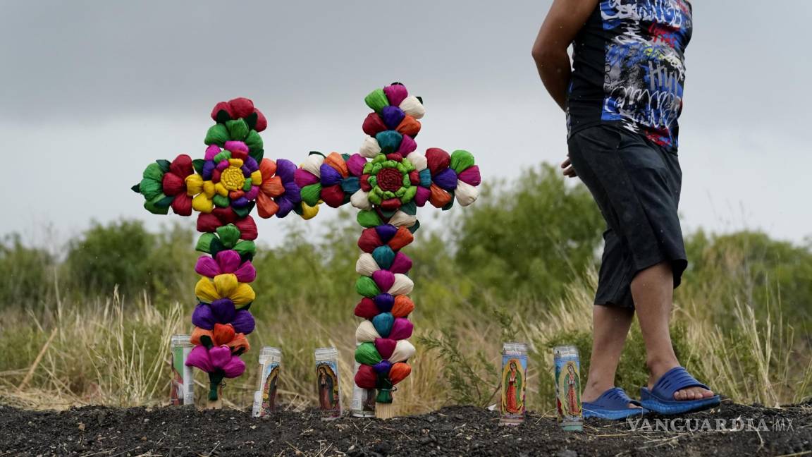 $!Memoriales a los migrantes muertos en la Carretera Estatal No 53 de San Antonio, Texas.
