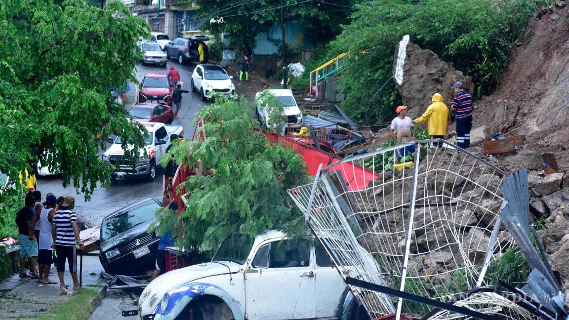 $!Protección civil pidió a los habitantes desalojar la Unidad Habitacional Infonavit Alta Progreso de Acapulco, para evitar un desastre mayor.