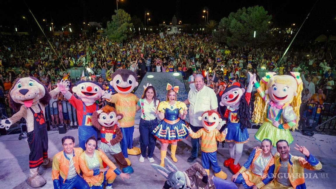 Bely y Beto festejan con los niños de Ramos Arizpe