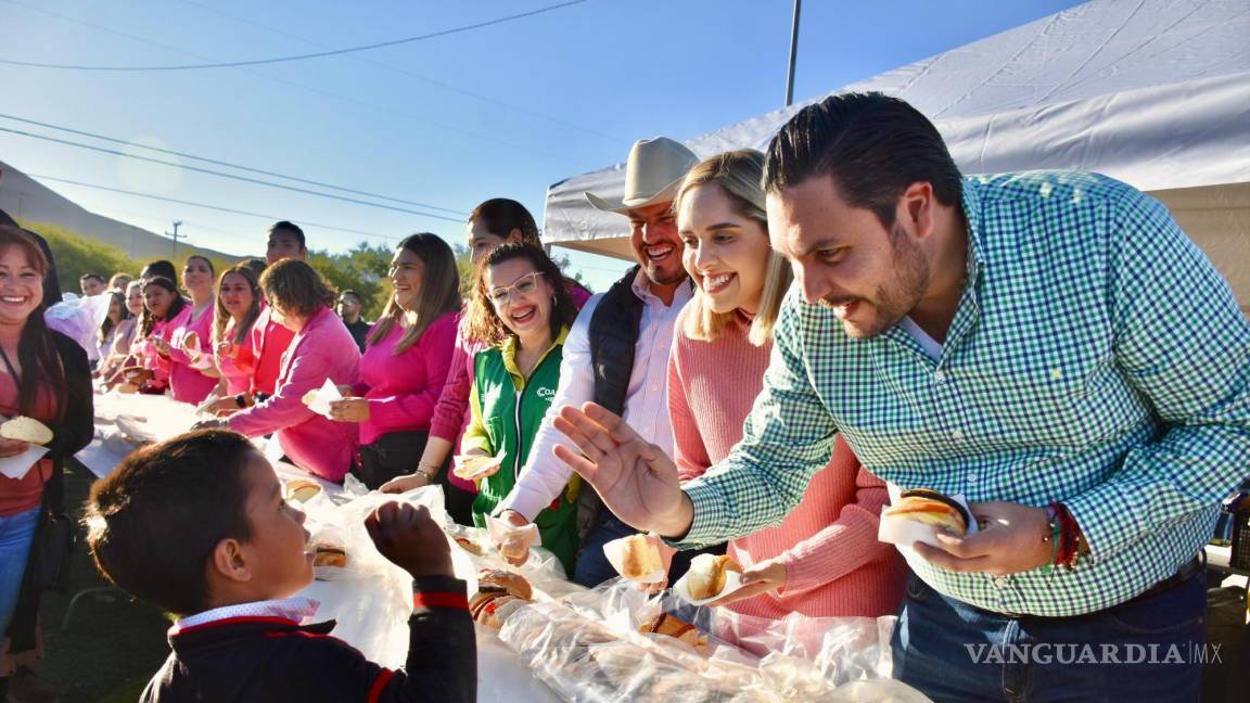 Monclova: Carlos Villarreal lleva la tradicional Rosca de Reyes a Colinas de Santiago, ¡una celebración llena de alegría!