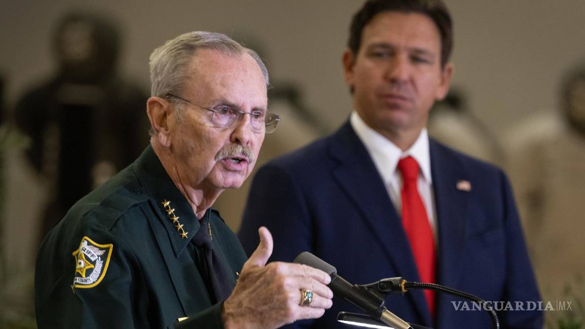 $!El alguacil del condado de Palm Beach, Ric Bradshaw (i), en una conferencia de prensa sobre el intento de asesinato del expresidente Donald Trump.
