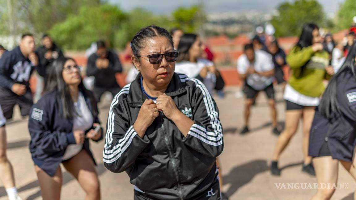 $!Los asistentes, guiados por la boxeadora Mónica Trejo, aprendieron técnicas básicas de boxeo mientras fortalecían su disciplina y compromiso con la salud.