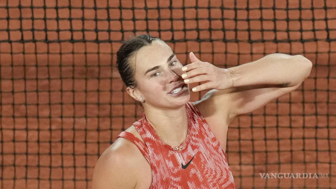 Sabalenka le muestra el pasillo de salida a Badosa en Roland Garros