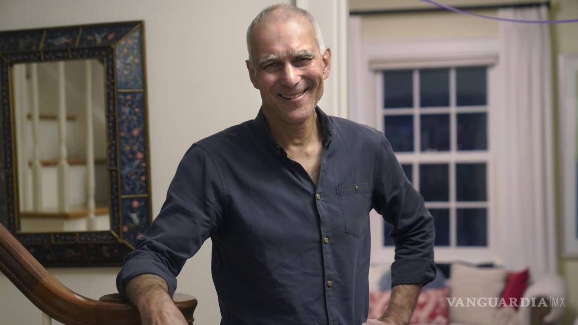 $!El científico del Instituto Tecnológico de Massachusetts, Moungi Bawendi, ganador del Premio Nobel de Química 2023, en su casa, en Cambridge, Massachusetts.