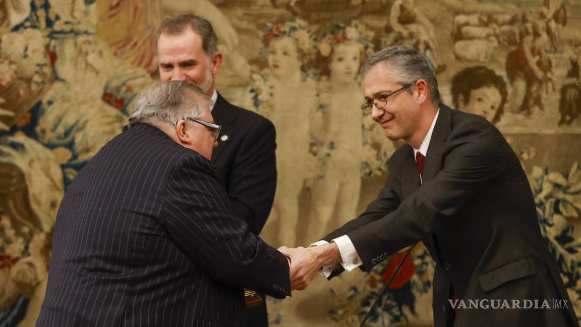 $!El gobernador del Banco de España, Pablo Hernández de Cos (d), junto al rey Felipe VI (i), entregan al Agustín Carstens (c), el Premio de Economía Rey de España.