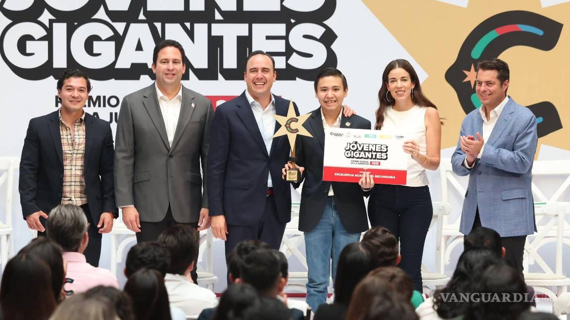 $!Gilberto Ledezma Juárez fue reconocido por Excelencia Académica Secundaria en el Premio estatal de la Juventud 2025.
