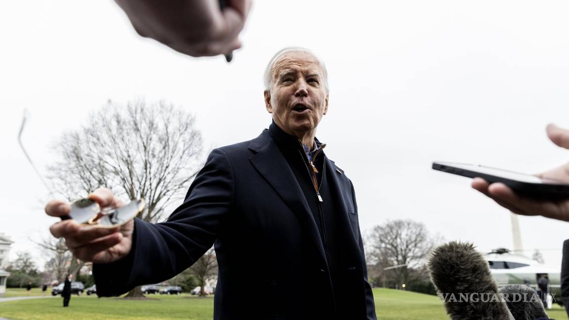 $!El presidente habla con periodistas poco antes de partir este sábado de la Casa Blanca a Camp David, donde pasará la Navidad.